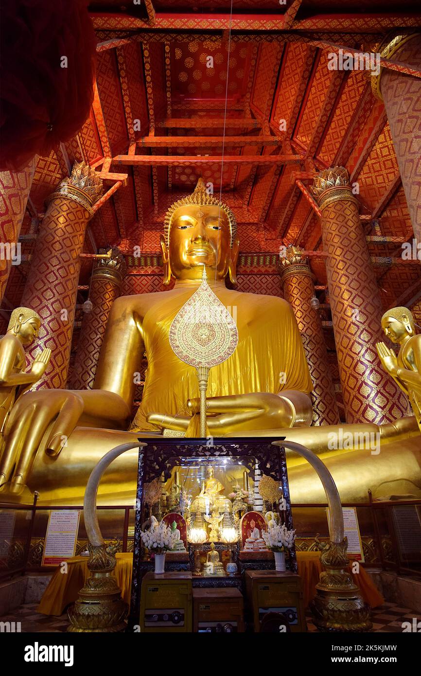 La statue de Bouddha Luang Pho Tho ou Phra Puttha Thrai Ratana Nayok, Wat Wat Phanan Choeng, Ayutthaya Historical Parl, Thaïlande Banque D'Images
