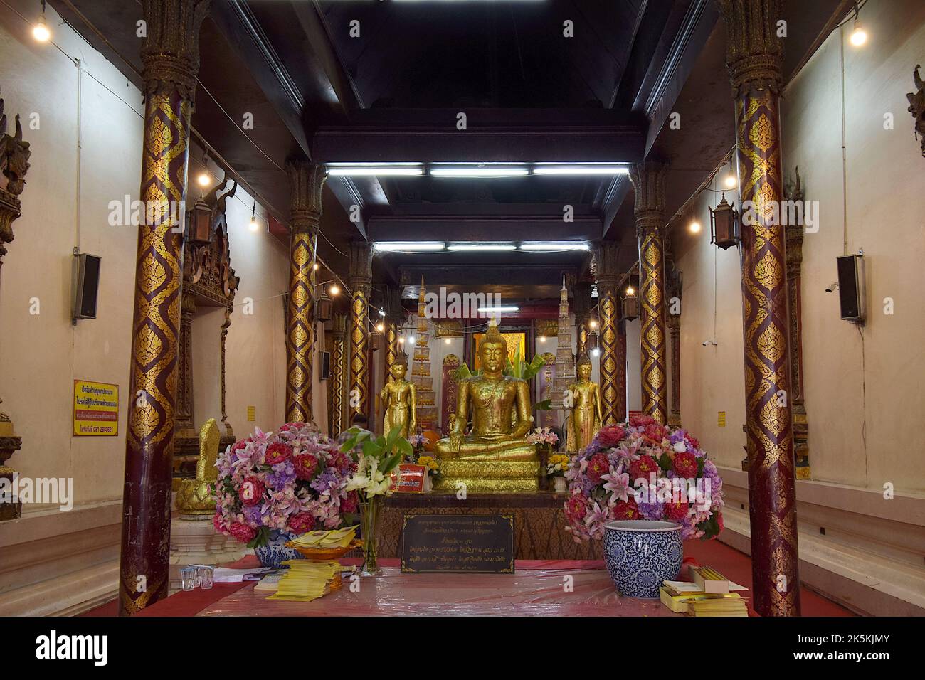 Viharn ou salle de réunion à Wat Phanan Choeng, temple bouddhiste historique et culturel important, Ayutthaya, Thaïlande Banque D'Images