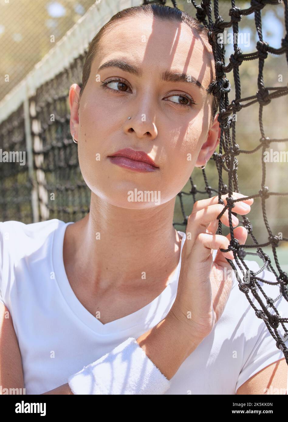 Jeu de tennis, réflexion et entraînement de femme pour la compétition professionnelle sur le court, idée pour le sport fitness et se détendre après l'exercice sur le net. Face de Banque D'Images