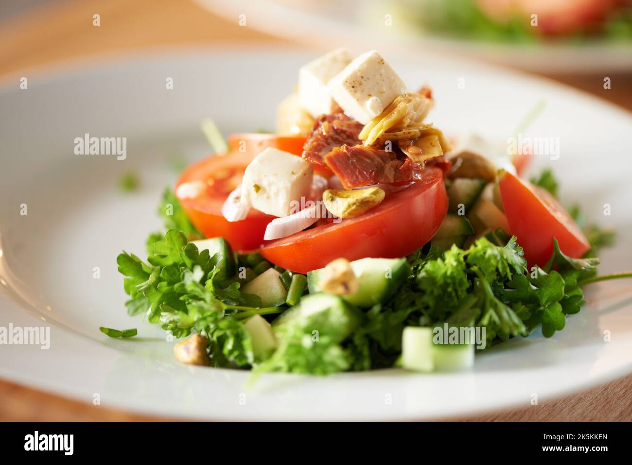 Une délicieuse salade. Gros plan de salade fraîchement hachée sur une assiette. Banque D'Images