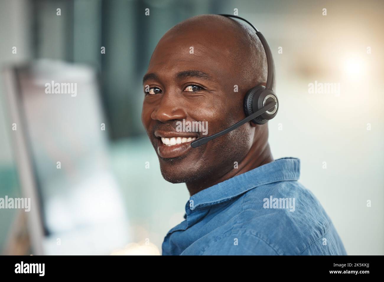 Télémarketing service client, bonne personne et communication dans le succès de la transformation numérique. Portrait du sourire du conseiller dans le centre d'appels Banque D'Images