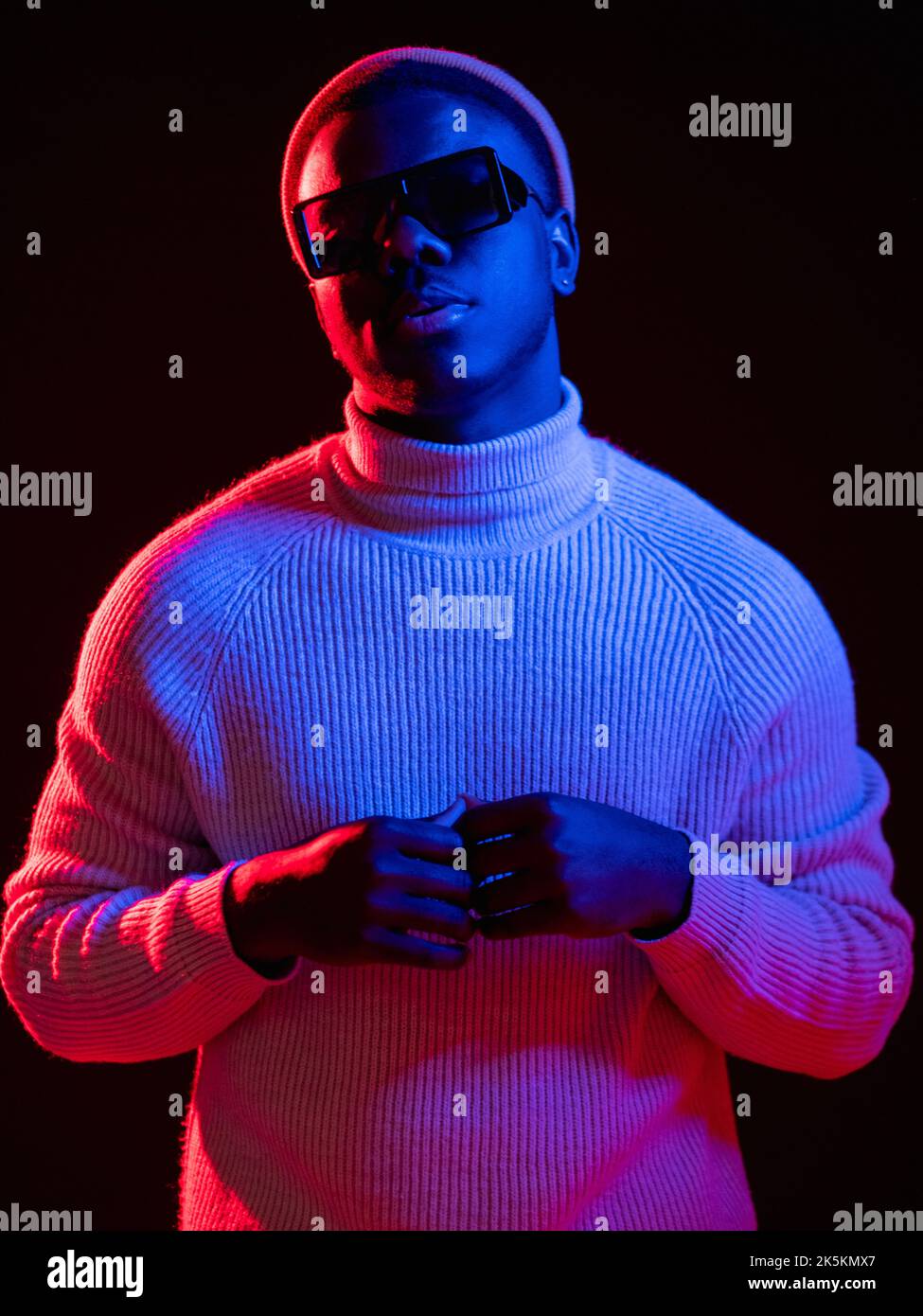 modèle de mode néon style homme cyber-punk Banque D'Images