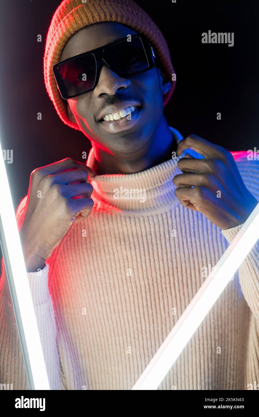 urbain guy street mode nuit vie néon lumière Banque D'Images