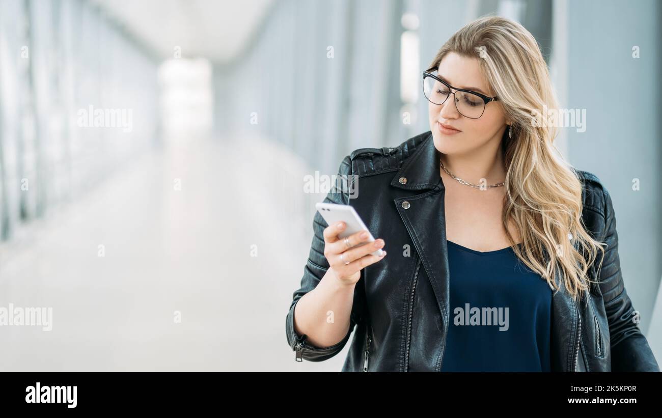 appareil de communication mobile personnes obèses femme Banque D'Images