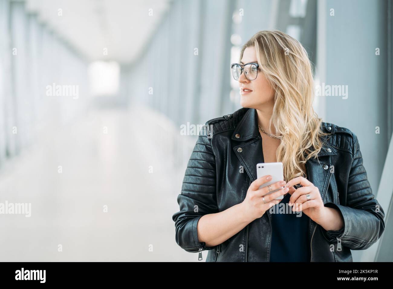 urbain gens technologie mobile courbe femme téléphone Banque D'Images