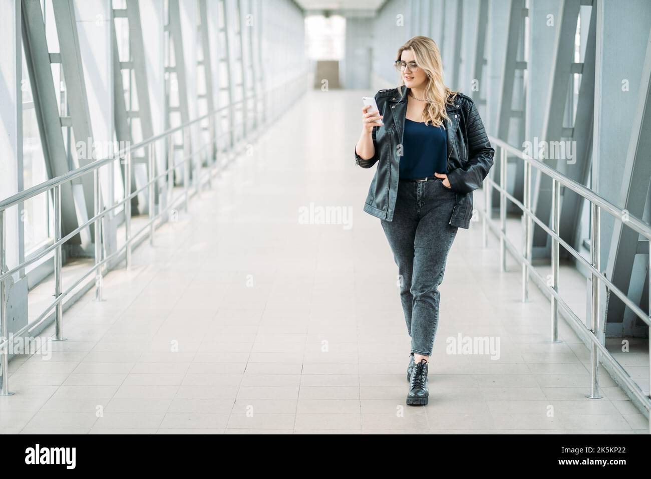 vie urbaine corps positif surpoids femme téléphone Banque D'Images