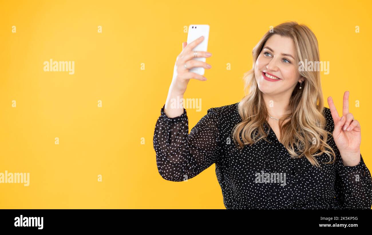corps positif médias sociaux surpoids femme selfie Banque D'Images