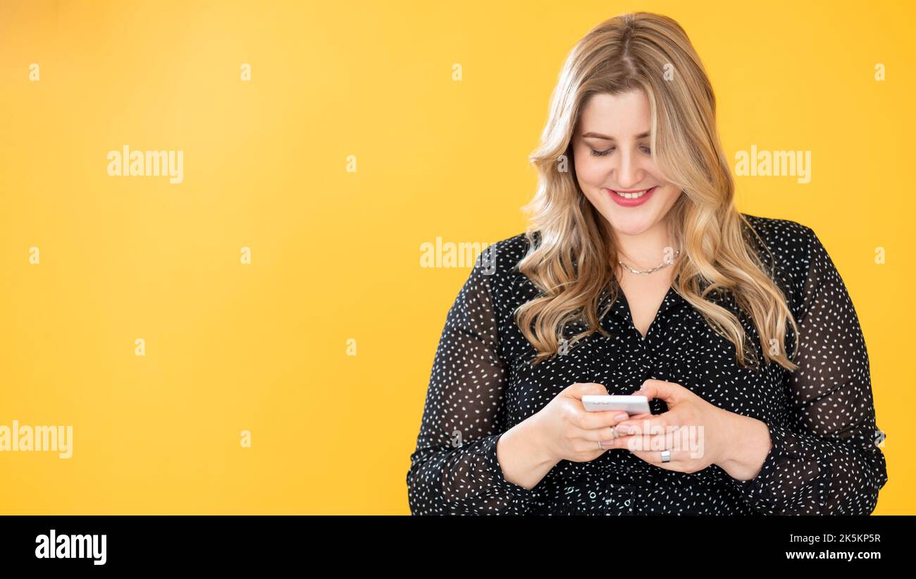 communication mobile bonne femme en surpoids téléphone Banque D'Images