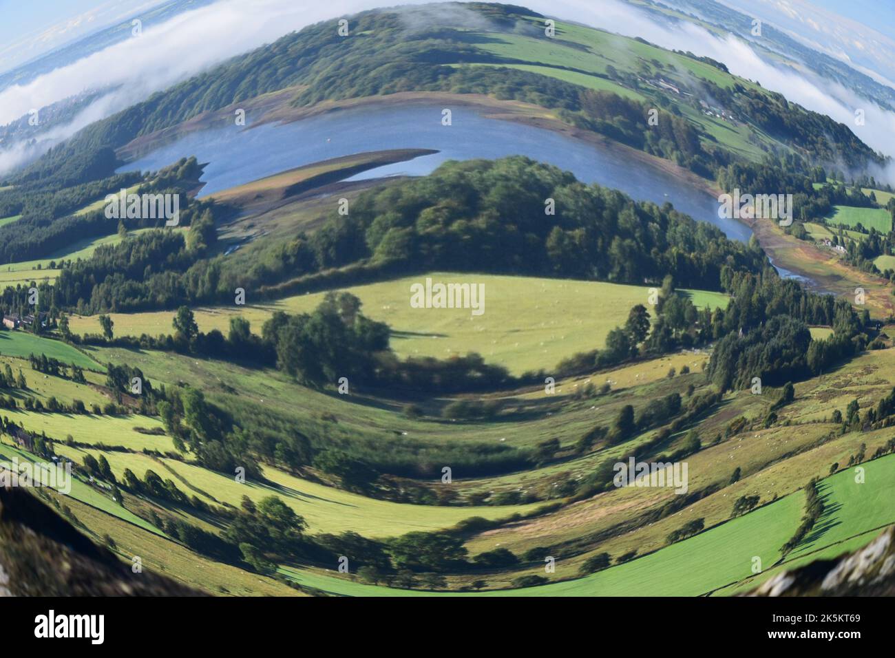 La flexion de la vue avec un objectif en forme de œil de poisson offre une image de paysage variable fascinante. Banque D'Images