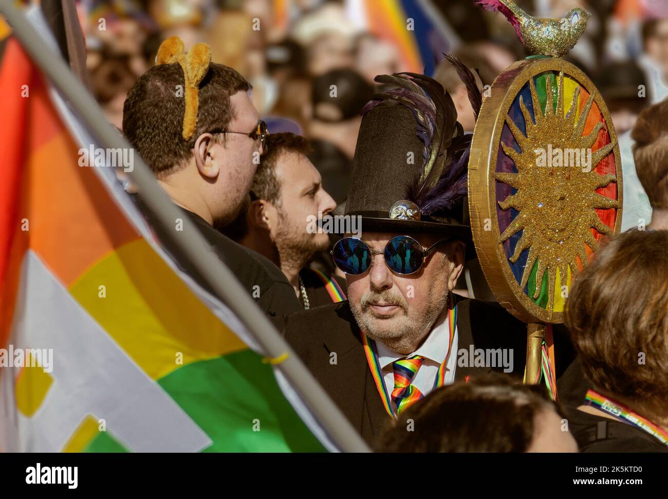 Un éminent représentant porte une bannière à travers la foule à l'événement Birmingham Pride. Banque D'Images