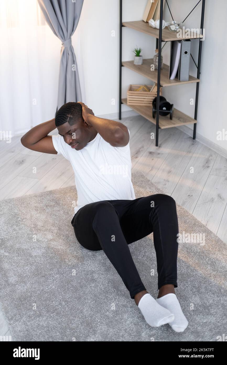 sportif noir homme à la maison forme physique forte Banque D'Images sportif noir homme à la maison forme physique forte Banque D'Images
