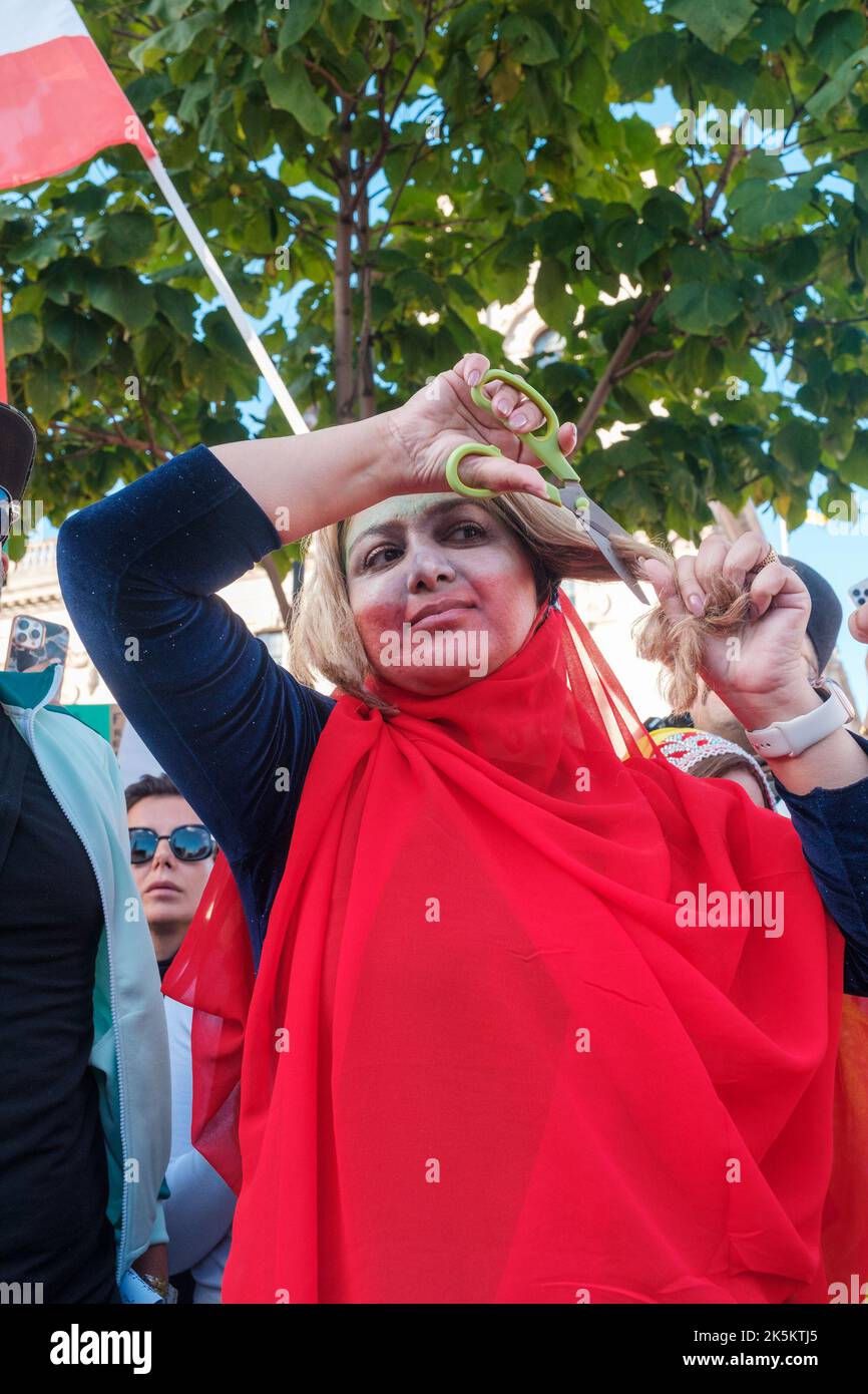 Les protestations iraniennes se poursuivent à travers Londres, alors que le gouvernement iranien continue de forcer les femmes à porter des hijabs au lieu d'être un choix Banque D'Images