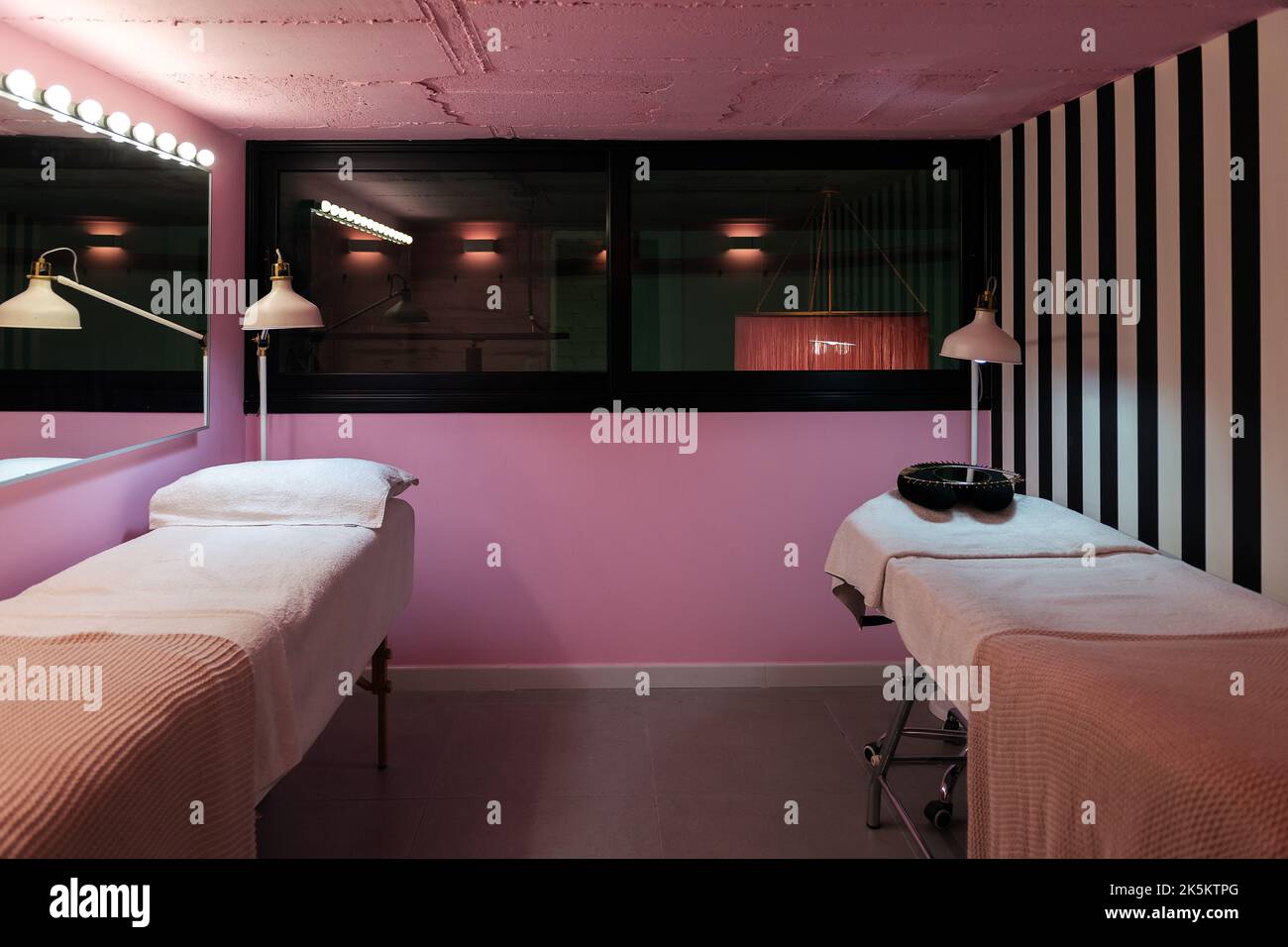 salle de massage avec deux canapés de massage Banque D'Images