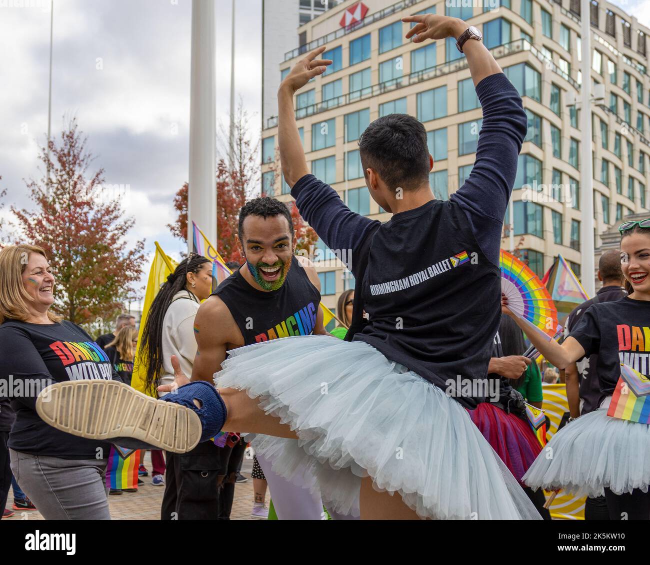 Des danseurs du Birmingham Royal Ballet partagent une blague et montrent leur talent lors de l'événement Birmingham gay Pride. Danseurs de ballet s'amusant avec fierté. Banque D'Images