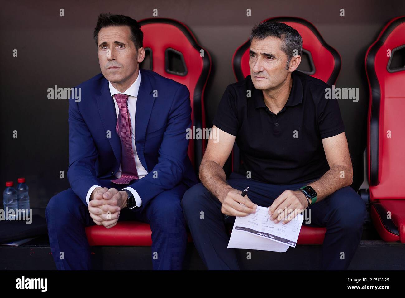 Séville, Espagne. 08th octobre 2022. L'entraîneur-chef Ernesto Valverde (R) de Athletic Bilbao vu pendant le match LaLiga Santander entre Sevilla FC et Athletic Bilbao à l'Estadio Ramon Sanchez Pizjuan à Séville. (Crédit photo : Gonzales photo/Alamy Live News Banque D'Images