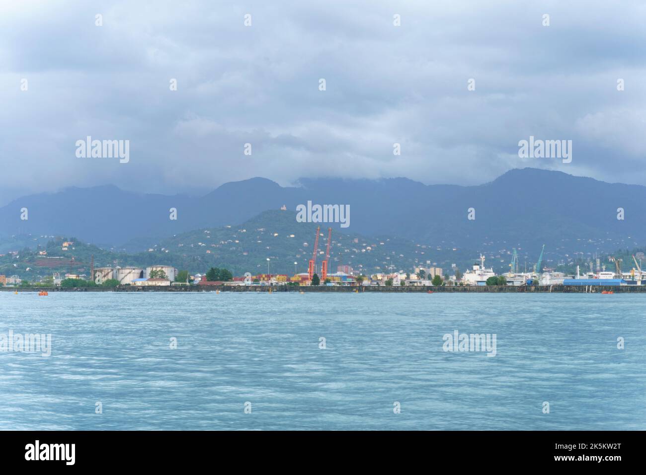 Vue sur la mer, les montagnes et le port de Batumi. Banque D'Images