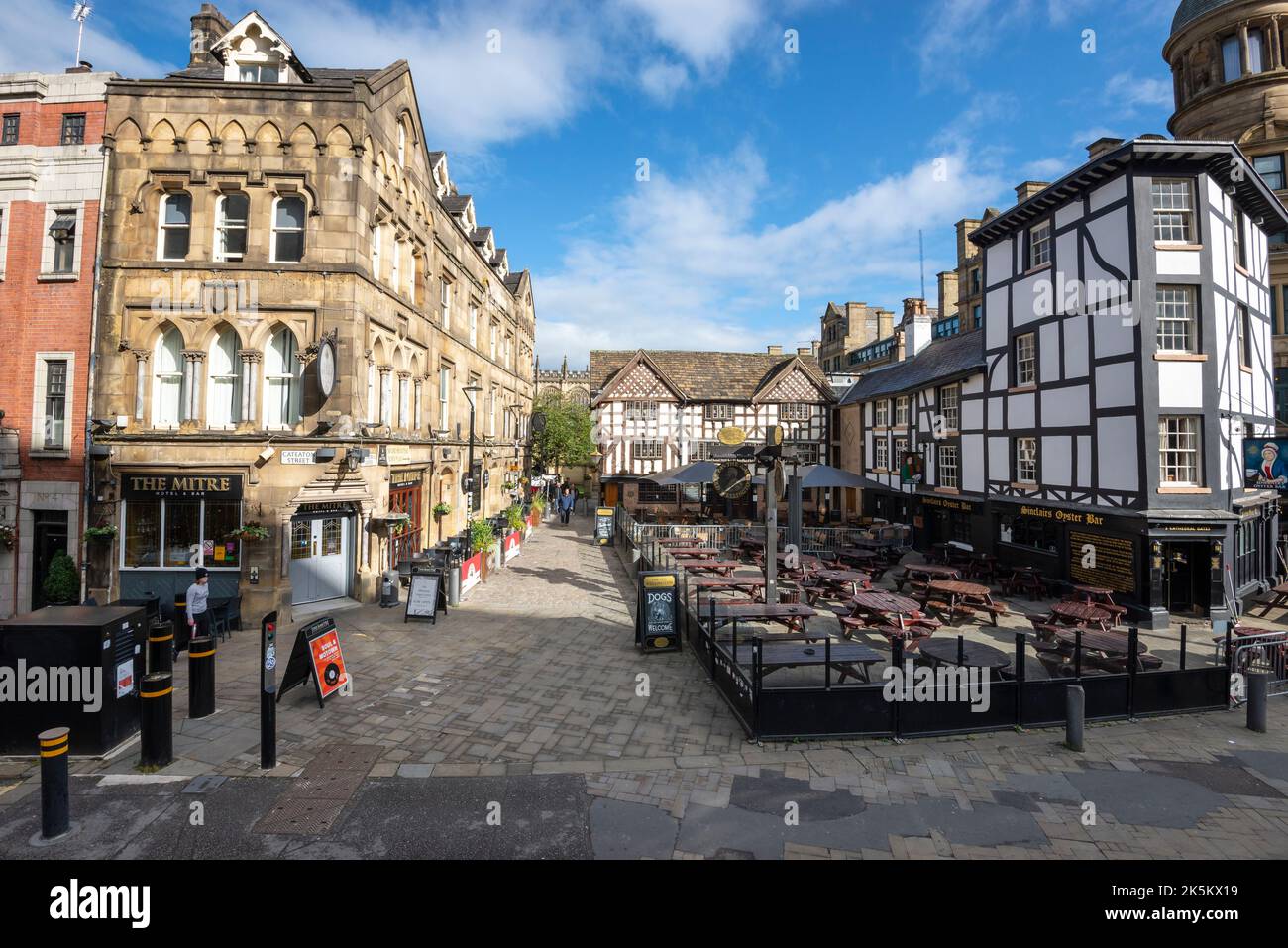 Shambles Square avec l'hôtel Mitre, pub Old Wellington et bar Sinclairs Oyster, centre-ville de Manchester, Angleterre. Banque D'Images