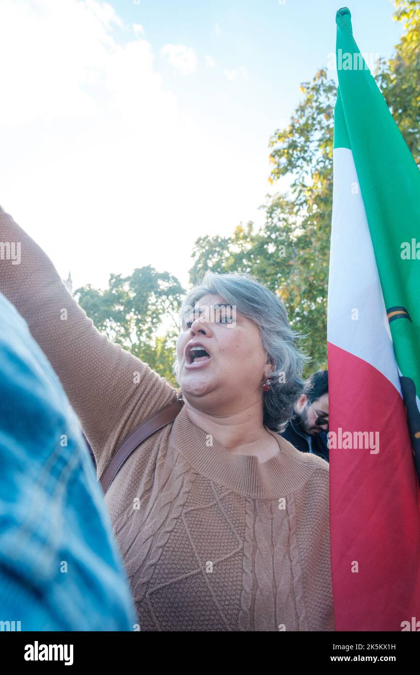 Les protestations iraniennes se poursuivent à travers Londres, alors que le gouvernement iranien continue de forcer les femmes à porter des hijabs au lieu d'être un choix Banque D'Images