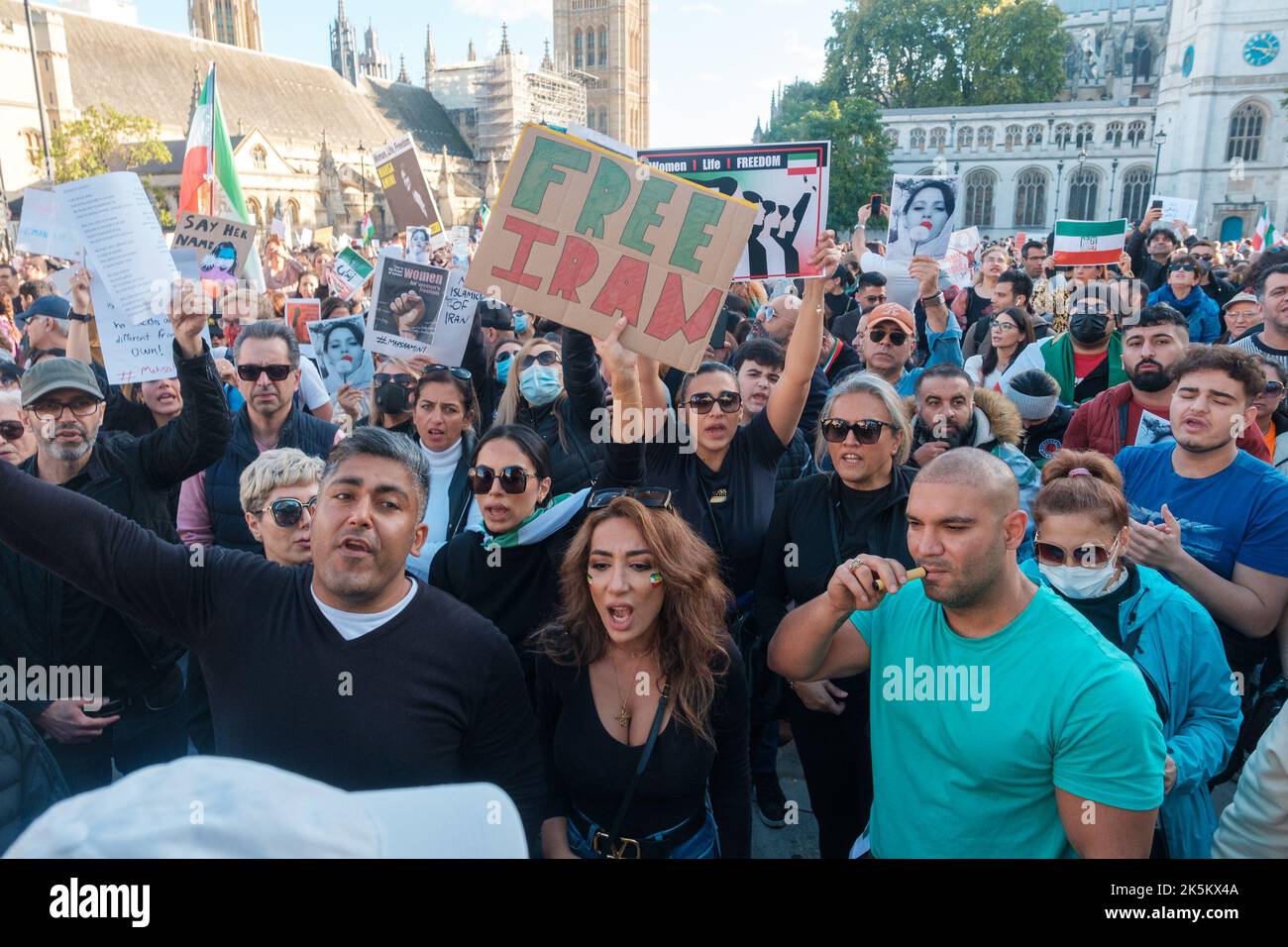 Les protestations iraniennes se poursuivent à travers Londres, alors que le gouvernement iranien continue de forcer les femmes à porter des hijabs au lieu d'être un choix Banque D'Images