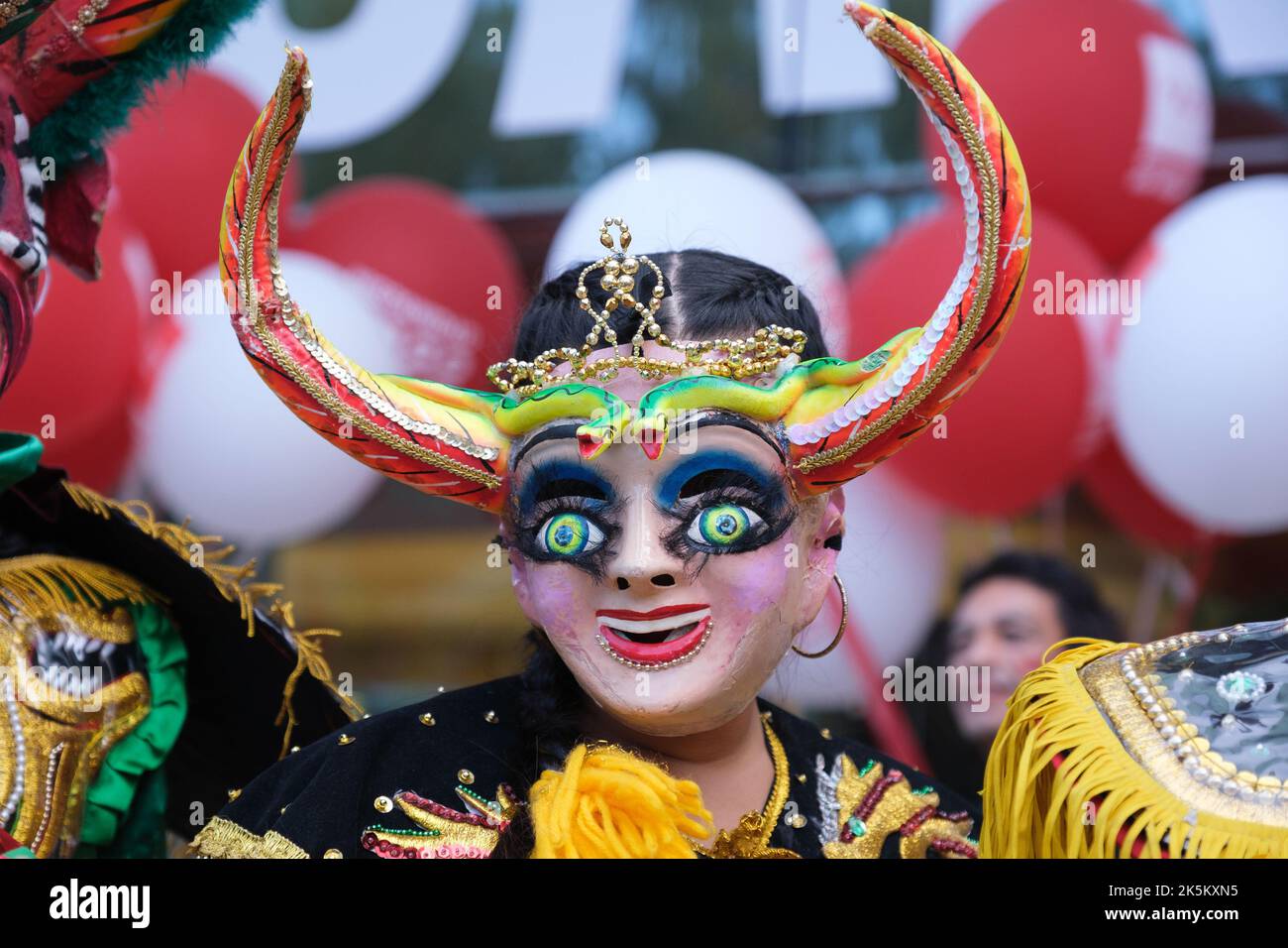 Madrid, Espagne. 08th octobre 2022. Un participant porte un masque lors de la parade du patrimoine hispanique 2022 à Madrid. Le festival hypanidad a été considéré comme un jour mémorable car à partir de là, le contact entre l'Europe et l'Amérique a commencé, culminant dans la soi-disant "rencontre de deux mondes", Qui a transformé les visions du monde et la vie des deux Européens comme des Américains, depuis à cause de leurs découvertes, la colonisation européenne de l'Amérique est gestée. Crédit : SOPA Images Limited/Alamy Live News Banque D'Images
