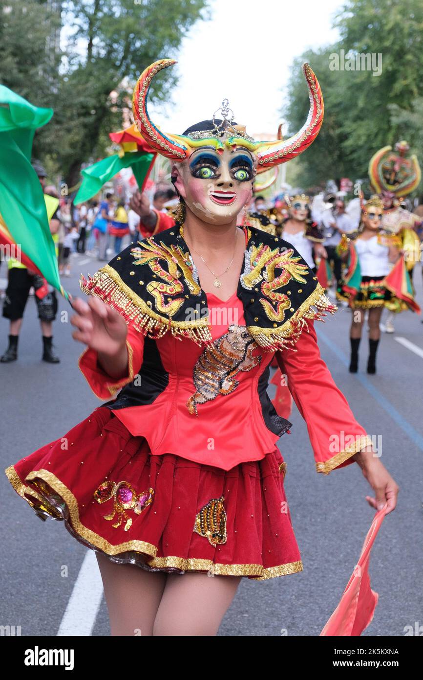 Madrid, Espagne. 08th octobre 2022. Femme portant un costume de personnes d'origine latino-américaine danse lors du défilé du patrimoine hispanique 2022 à Madrid. Le festival hypanidad a été considéré comme un jour mémorable car à partir de là, le contact entre l'Europe et l'Amérique a commencé, culminant dans la soi-disant "rencontre de deux mondes", Qui a transformé les visions du monde et la vie des deux Européens comme des Américains, depuis à cause de leurs découvertes, la colonisation européenne de l'Amérique est gestée. Crédit : SOPA Images Limited/Alamy Live News Banque D'Images