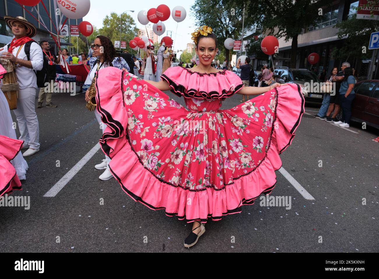 Madrid, Espagne. 08th octobre 2022. Femme portant un costume de personnes d'origine latino-américaine danse lors du défilé du patrimoine hispanique 2022 à Madrid. Le festival hypanidad a été considéré comme un jour mémorable car à partir de là, le contact entre l'Europe et l'Amérique a commencé, culminant dans la soi-disant "rencontre de deux mondes", Qui a transformé les visions du monde et la vie des deux Européens comme des Américains, depuis à cause de leurs découvertes, la colonisation européenne de l'Amérique est gestée. Crédit : SOPA Images Limited/Alamy Live News Banque D'Images