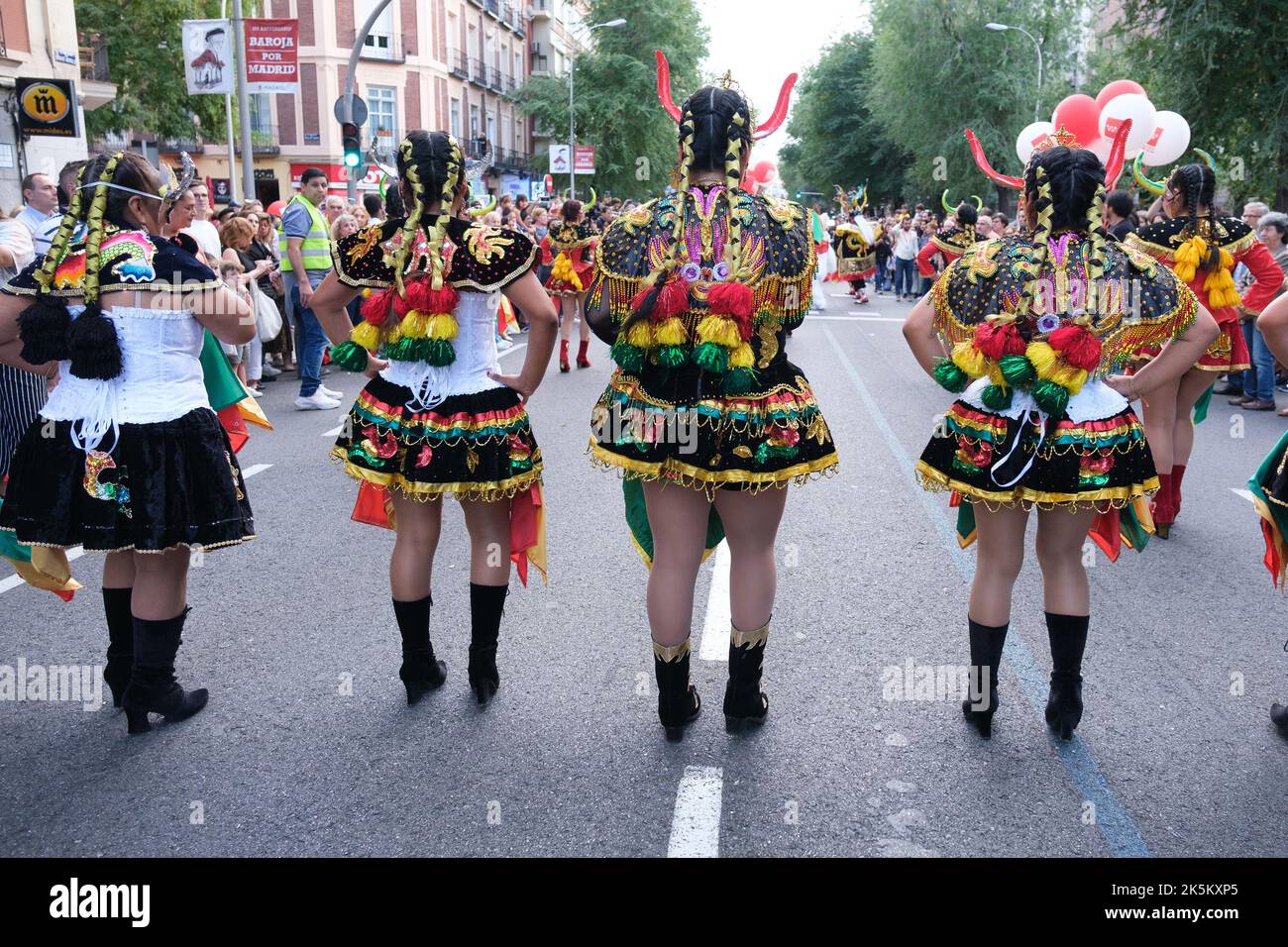 Madrid, Espagne. 08th octobre 2022. Les femmes portant des costumes de personnes d'origine latino-américaine dansent lors du défilé du patrimoine hispanique 2022 à Madrid. Le festival hypanidad a été considéré comme un jour mémorable car à partir de là, le contact entre l'Europe et l'Amérique a commencé, culminant dans la soi-disant "rencontre de deux mondes", Qui a transformé les visions du monde et la vie des deux Européens comme des Américains, depuis à cause de leurs découvertes, la colonisation européenne de l'Amérique est gestée. Crédit : SOPA Images Limited/Alamy Live News Banque D'Images