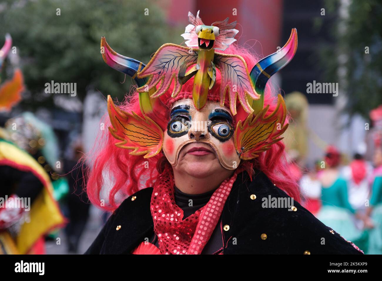 Madrid, Espagne. 08th octobre 2022. Femme portant un costume de personnes d'origine latino-américaine danse lors du défilé du patrimoine hispanique 2022 à Madrid. Le festival hypanidad a été considéré comme un jour mémorable car à partir de là, le contact entre l'Europe et l'Amérique a commencé, culminant dans la soi-disant "rencontre de deux mondes", Qui a transformé les visions du monde et la vie des deux Européens comme des Américains, depuis à cause de leurs découvertes, la colonisation européenne de l'Amérique est gestée. Crédit : SOPA Images Limited/Alamy Live News Banque D'Images