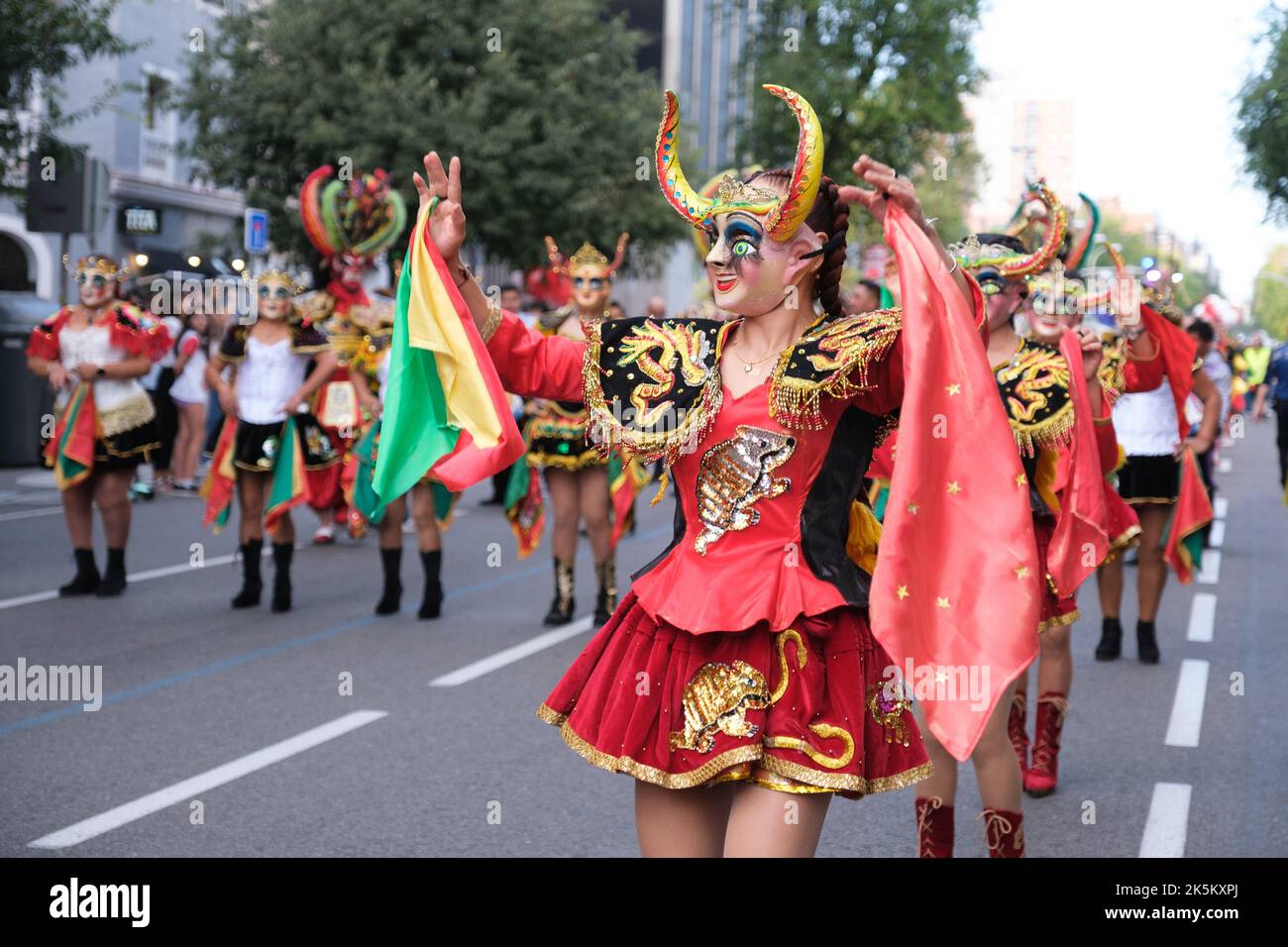 Madrid, Espagne. 08th octobre 2022. Les femmes portant des costumes de personnes d'origine latino-américaine dansent lors du défilé du patrimoine hispanique 2022 à Madrid. Le festival hypanidad a été considéré comme un jour mémorable car à partir de là, le contact entre l'Europe et l'Amérique a commencé, culminant dans la soi-disant "rencontre de deux mondes", Qui a transformé les visions du monde et la vie des deux Européens comme des Américains, depuis à cause de leurs découvertes, la colonisation européenne de l'Amérique est gestée. Crédit : SOPA Images Limited/Alamy Live News Banque D'Images