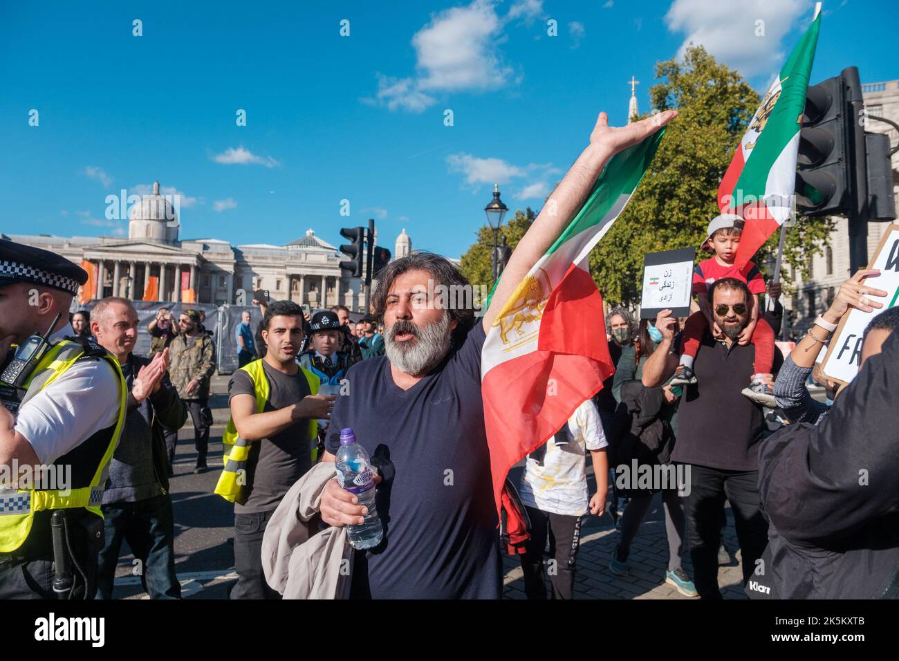 Les protestations iraniennes se poursuivent à travers Londres, alors que le gouvernement iranien continue de forcer les femmes à porter des hijabs au lieu d'être un choix Banque D'Images