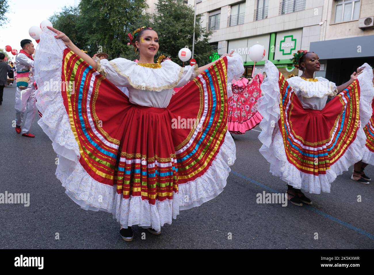 Madrid, Espagne. 08th octobre 2022. Les femmes portant des costumes de personnes d'origine latino-américaine dansent lors du défilé du patrimoine hispanique 2022 à Madrid. Le festival hypanidad a été considéré comme un jour mémorable car à partir de là, le contact entre l'Europe et l'Amérique a commencé, culminant dans la soi-disant "rencontre de deux mondes", Qui a transformé les visions du monde et la vie des deux Européens comme des Américains, depuis à cause de leurs découvertes, la colonisation européenne de l'Amérique est gestée. Crédit : SOPA Images Limited/Alamy Live News Banque D'Images