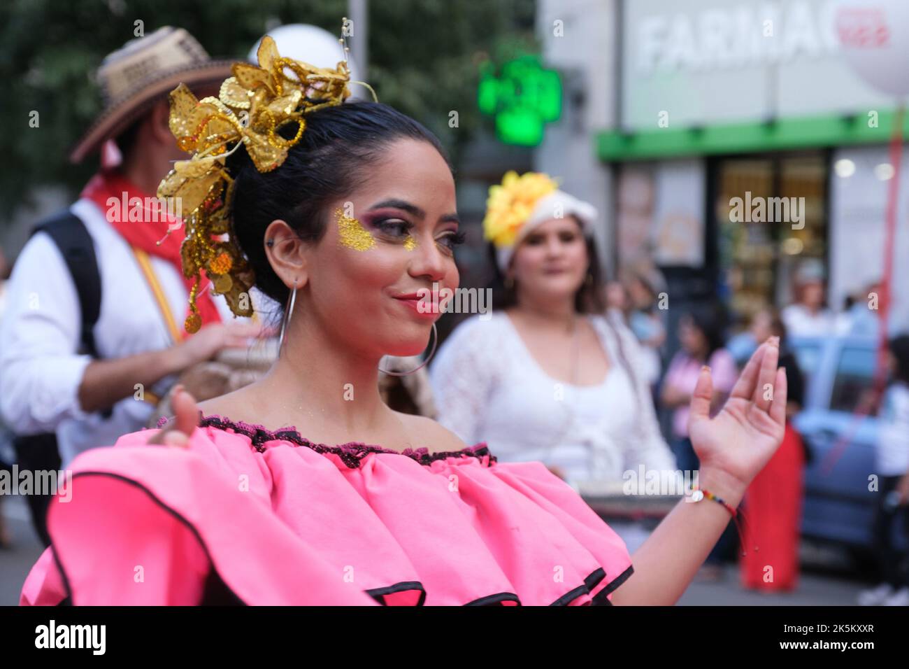 Madrid, Espagne. 08th octobre 2022. Femme portant un costume de personnes d'origine latino-américaine danse lors du défilé du patrimoine hispanique 2022 à Madrid. Le festival hypanidad a été considéré comme un jour mémorable car à partir de là, le contact entre l'Europe et l'Amérique a commencé, culminant dans la soi-disant "rencontre de deux mondes", Qui a transformé les visions du monde et la vie des deux Européens comme des Américains, depuis à cause de leurs découvertes, la colonisation européenne de l'Amérique est gestée. Crédit : SOPA Images Limited/Alamy Live News Banque D'Images