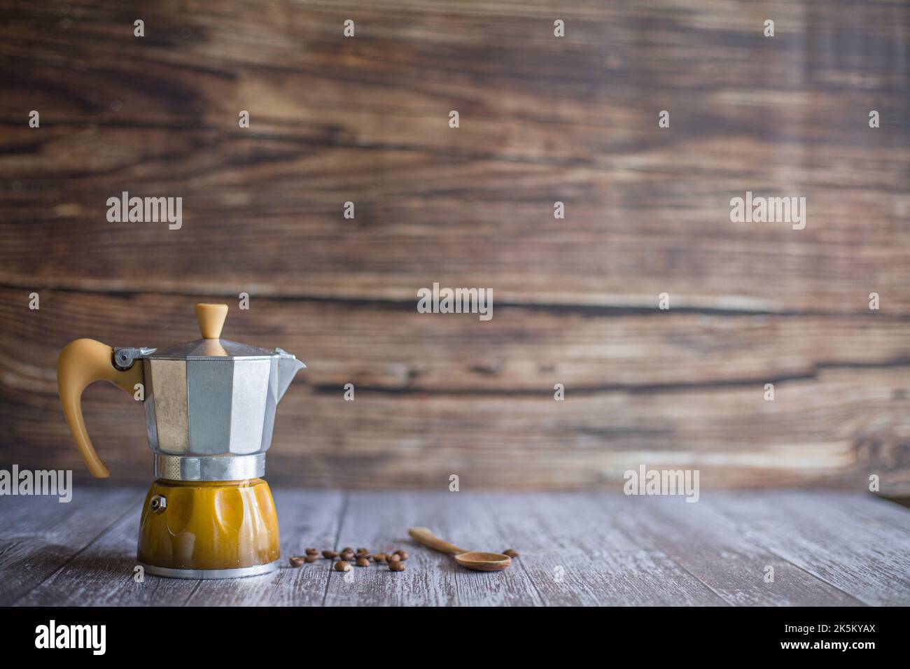 Pot Moka sur table en bois sur fond en bois devant Banque D'Images