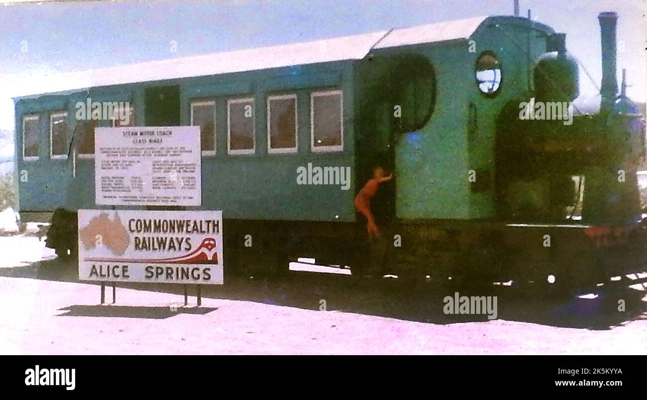1972 photo d'un ancien train d'autocar du commonwealth Railways exposé à Alice Springs. Officiellement nommé Steam Motor Coach n°1, il a été construit par Kiston & Co, Leeds, Angleterre pour les chemins de fer sud-australiens et utilisé dans la division nord. En 1924, il a été repris par les chemins de fer du Commonwealth, surnommé « Coffee Pot »). Il a été remis en état de fonctionnement par la Pichi Richi Preservation Society Banque D'Images