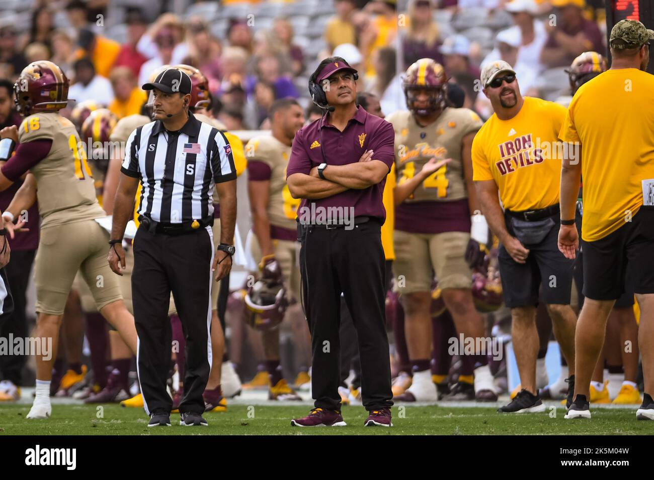 Shaun Aguano, entraîneur en chef de l'État d'Arizona, regarde l'écran pour passer en revue la rediffusion du ciblage dans le deuxième trimestre d'un match de football universitaire de NCAA contre Banque D'Images