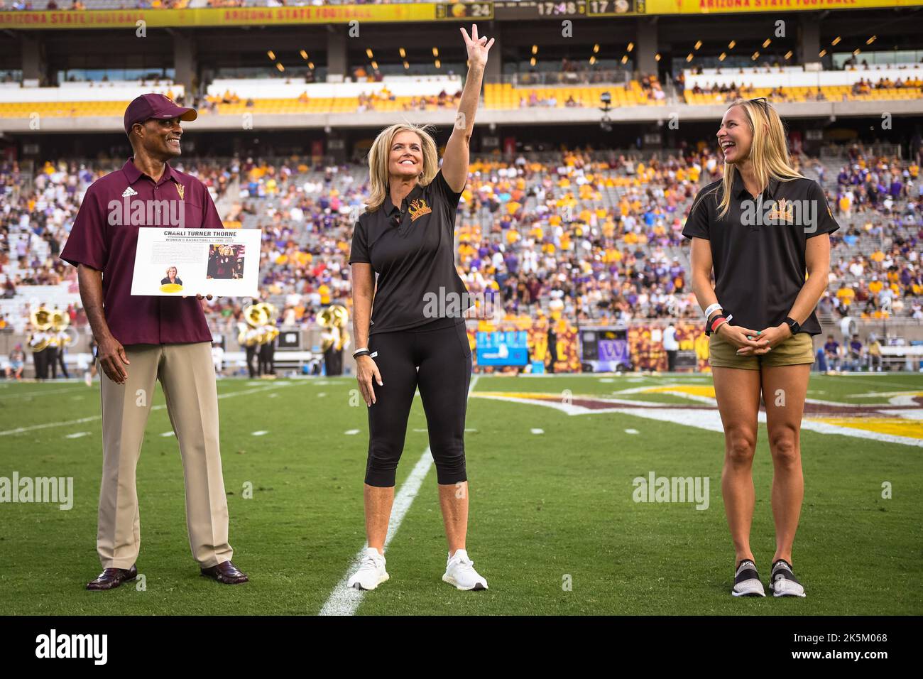 Charlie Turner Thorne, ancien de l'État d'Arizona, est honoré à mi-champ lors de la cérémonie à la moitié d'un match de football universitaire de la NCAA Banque D'Images