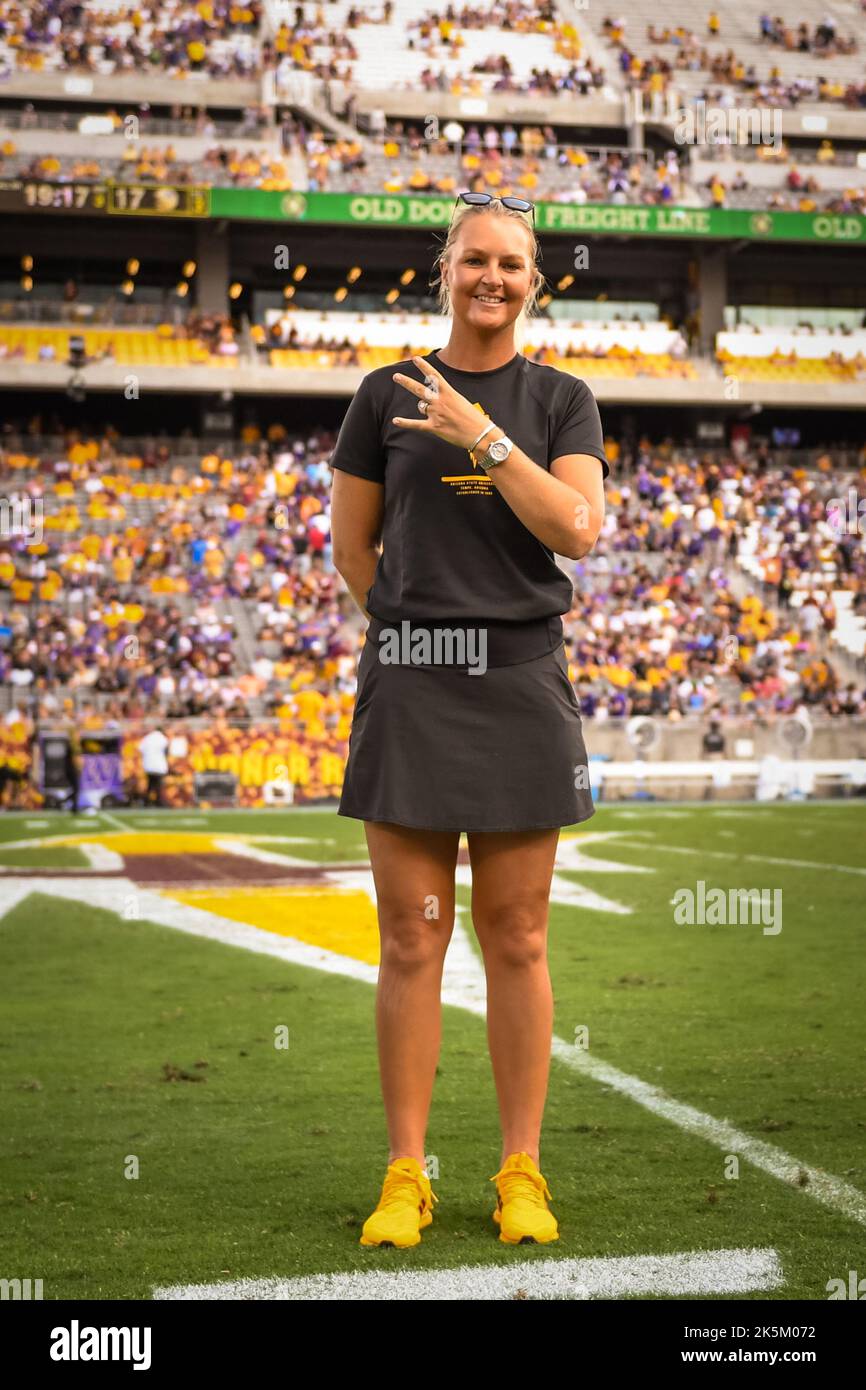 Anna Nordqvist, une ancienne élève de l'État d'Arizona, se tient à mi-terrain pendant la cérémonie de l'Arizona State Hall à la mi-temps d'un match de football universitaire de la NCAA contre Banque D'Images