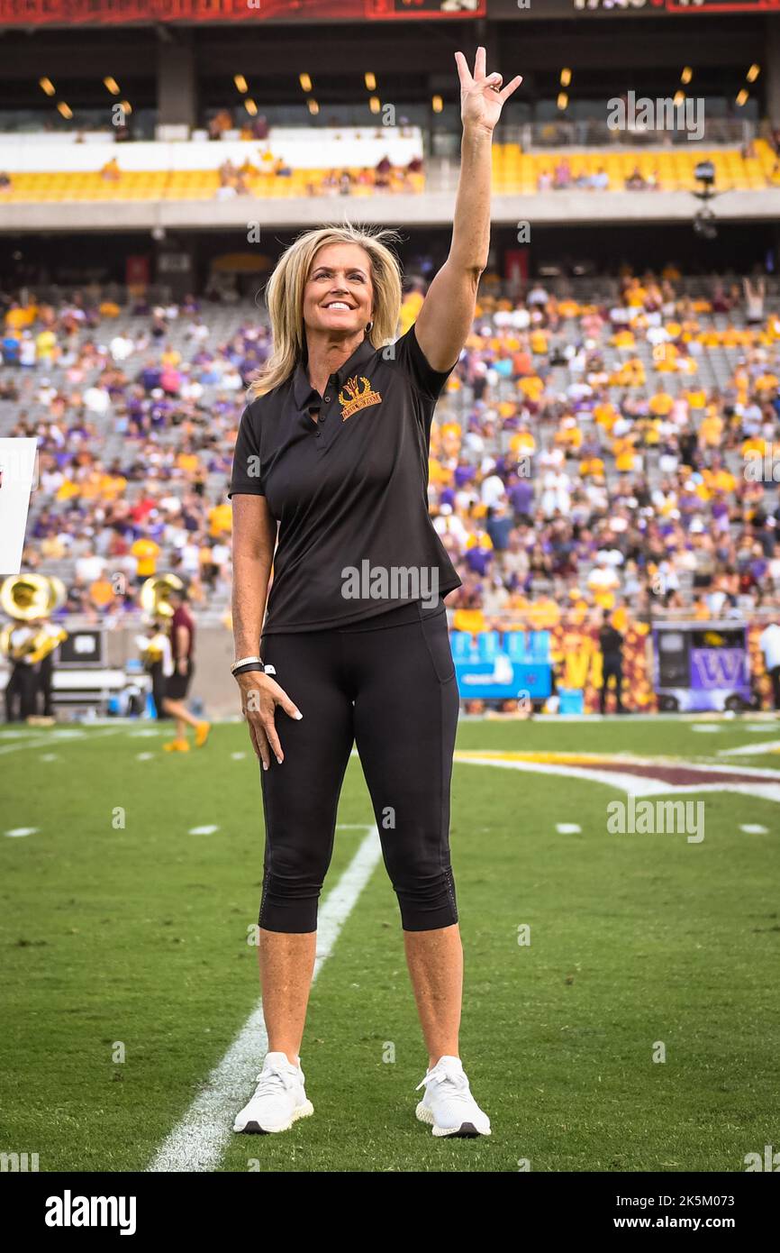 Charlie Turner Thorne, ancien de l'État d'Arizona, est honoré à mi-champ lors de la cérémonie à la moitié d'un match de football universitaire de la NCAA Banque D'Images