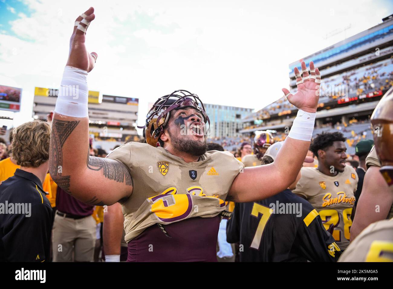 Danny Valenzuela (55), joueur offensant de l'État d'Arizona, célèbre une victoire après un match de football universitaire de la NCAA contre les Huskies de Washington à Tempe Banque D'Images Danny Valenzuela (55), joueur offensant de l'État d'Arizona, célèbre une victoire après un match de football universitaire de la NCAA contre les Huskies de Washington à Tempe Banque D'Images