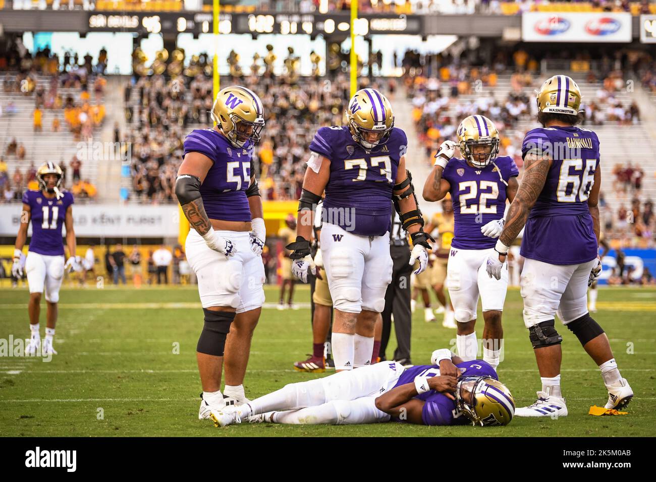 Le quarter back de Washington Huskies Michael Penix Jr. (9) est regardé par ses hommes après avoir été visé dans le quatrième trimestre d'une NCAA College Footb Banque D'Images Le quarter back de Washington Huskies Michael Penix Jr. (9) est regardé par ses hommes après avoir été visé dans le quatrième trimestre d'une NCAA College Footb Banque D'Images
