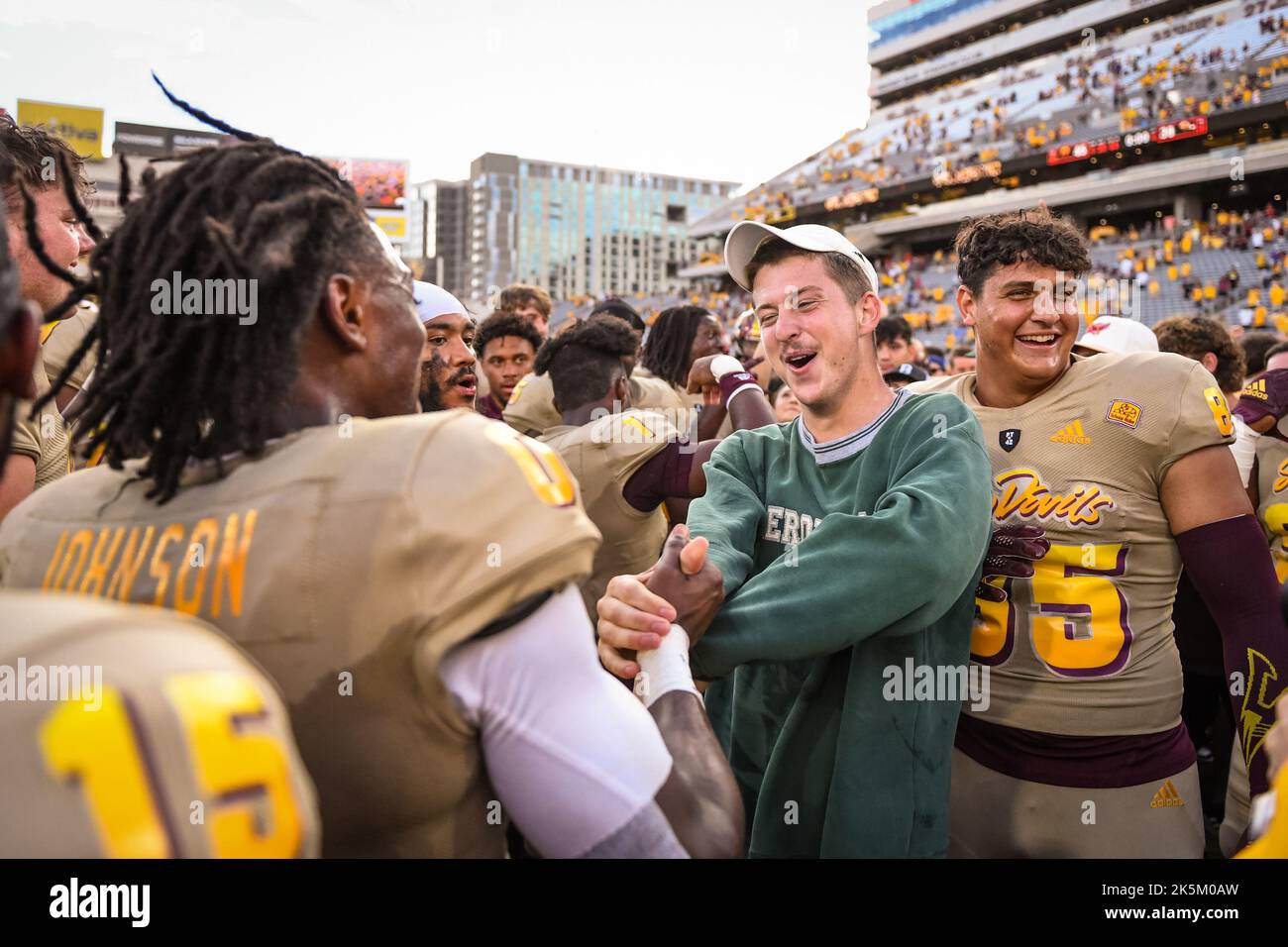 Arizona State Sun Devils fêtent une victoire avec des étudiants après un match de football universitaire NCAA contre les Washington Huskies à Tempe, Arizona, Satur Banque D'Images