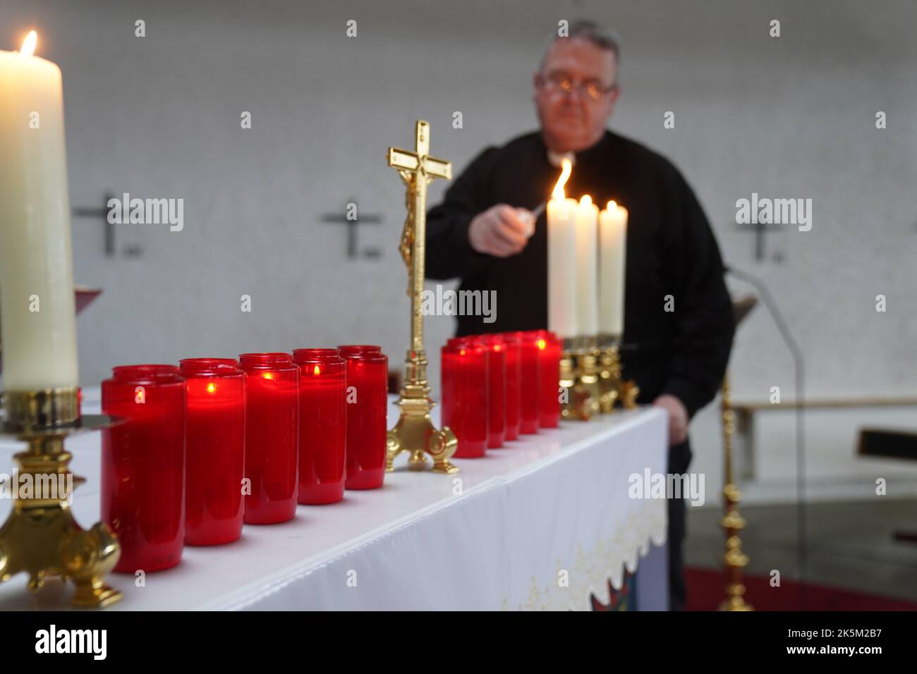 Le père John Joe Duffy allume dix bougies rouges à l'église Saint ...