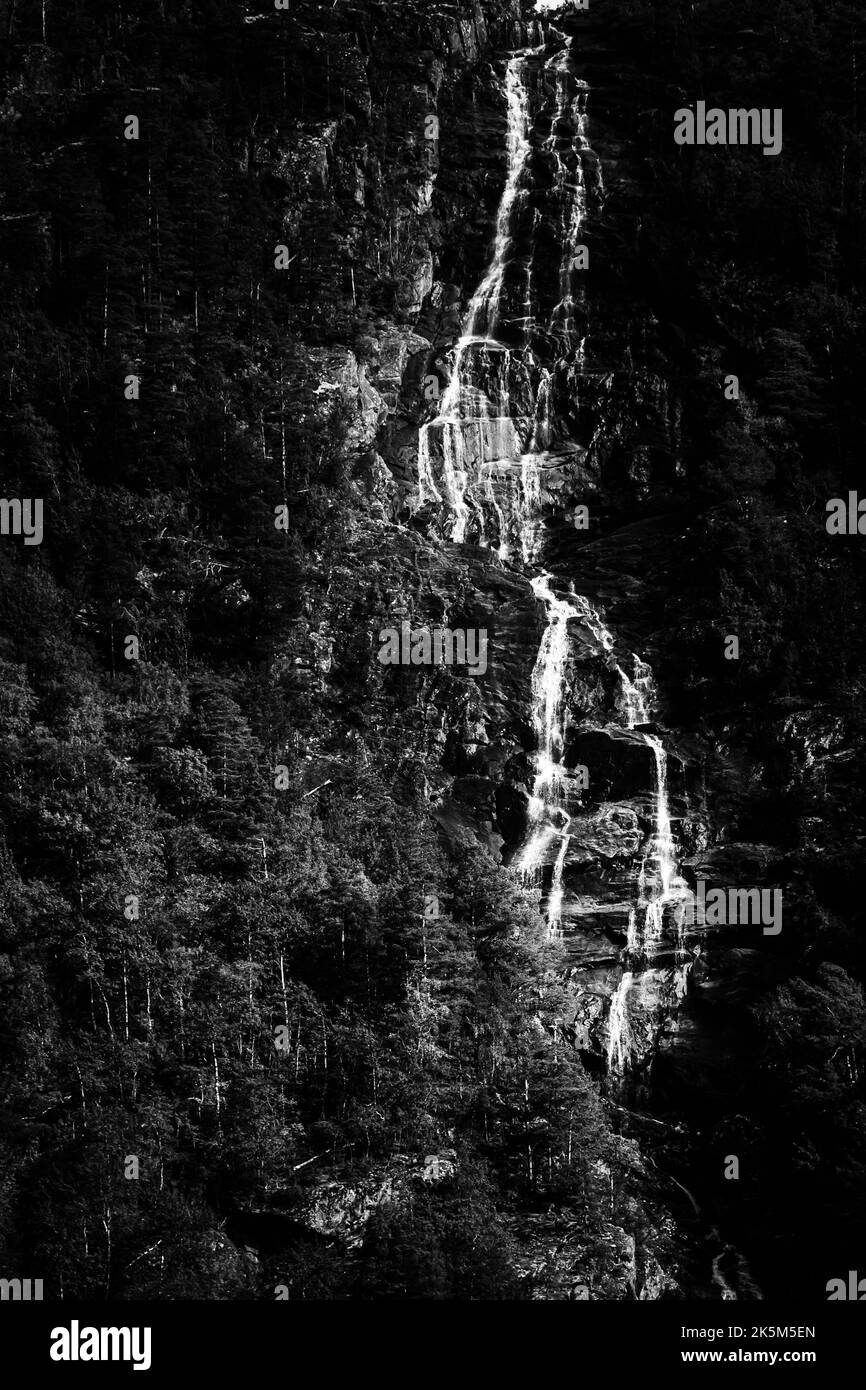 Cascade au ruisseau Kyrelvi en Norvège, Scandinavie, Europe. Converti en noir et blanc. Banque D'Images