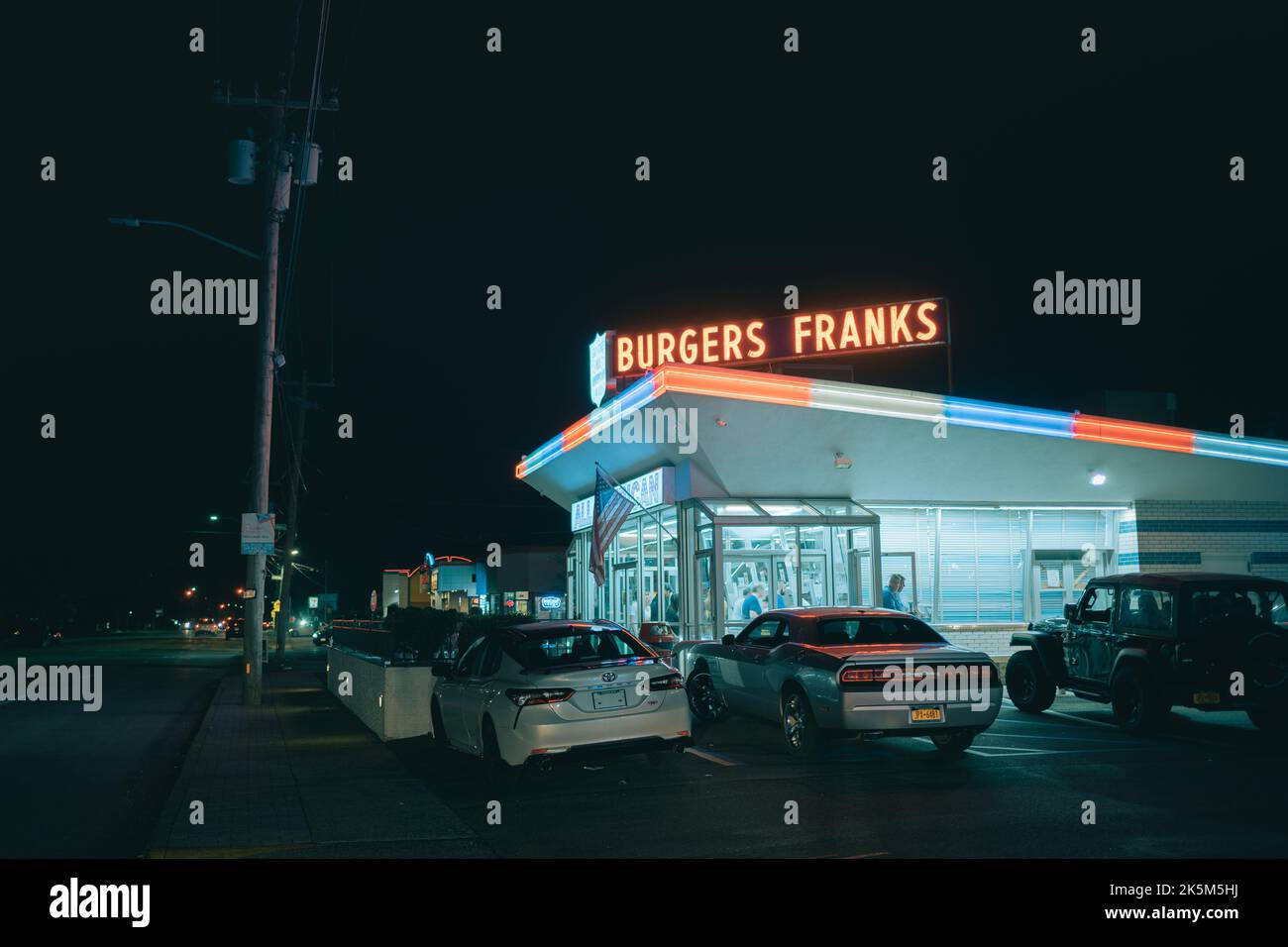Les hamburgers et les Franks sont au néon le soir, Massapequa, New York Banque D'Images