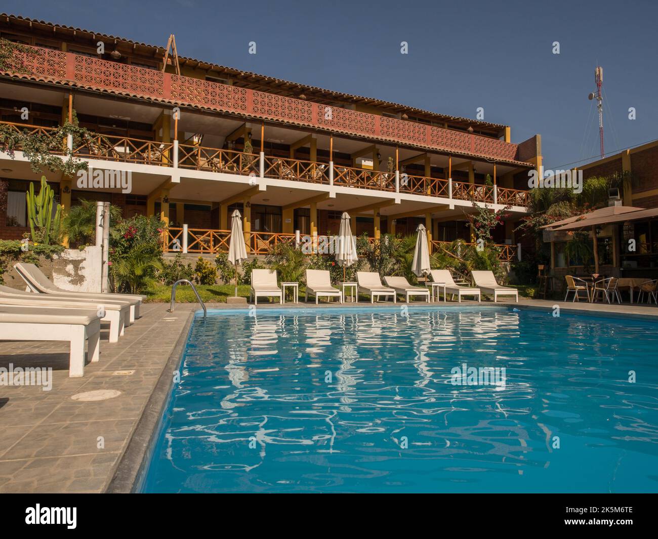 Paracas, Pérou - Mai 2016: Hôtel avec piscine à Paracas, Amérique du Sud. Banque D'Images