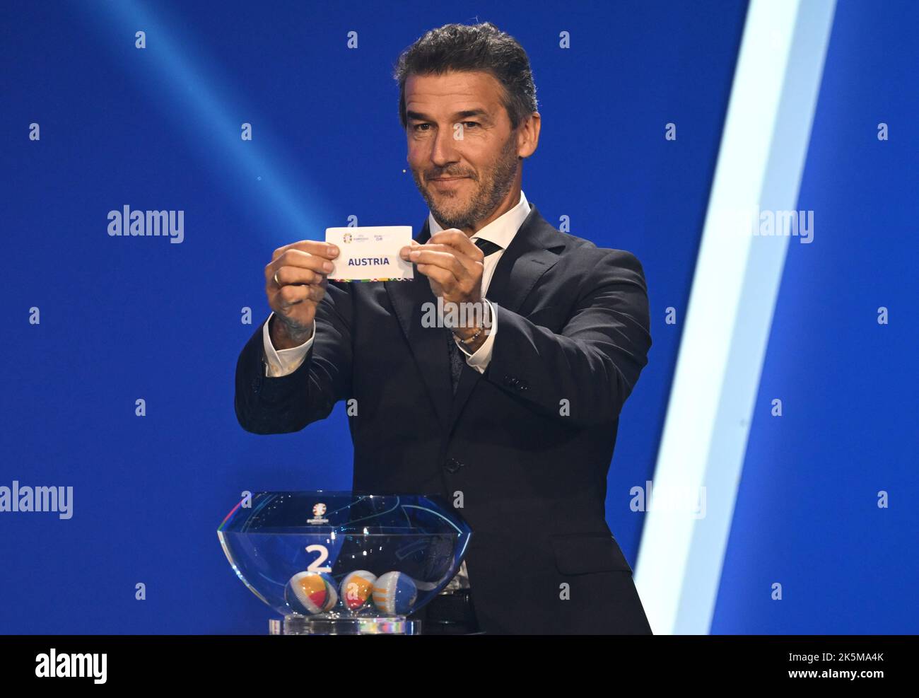 09 octobre 2022, Hesse, Francfort/M.: Football, Championnat d'Europe, qualification, Tirage au sort des groupes: Karl-Heinz Riedle, ancien joueur de football, détient le lot de sterreich pendant le tirage au sort des groupes pour la qualification pour le Championnat d'Europe de football 2024. Photo: Arne Dedert/dpa Banque D'Images