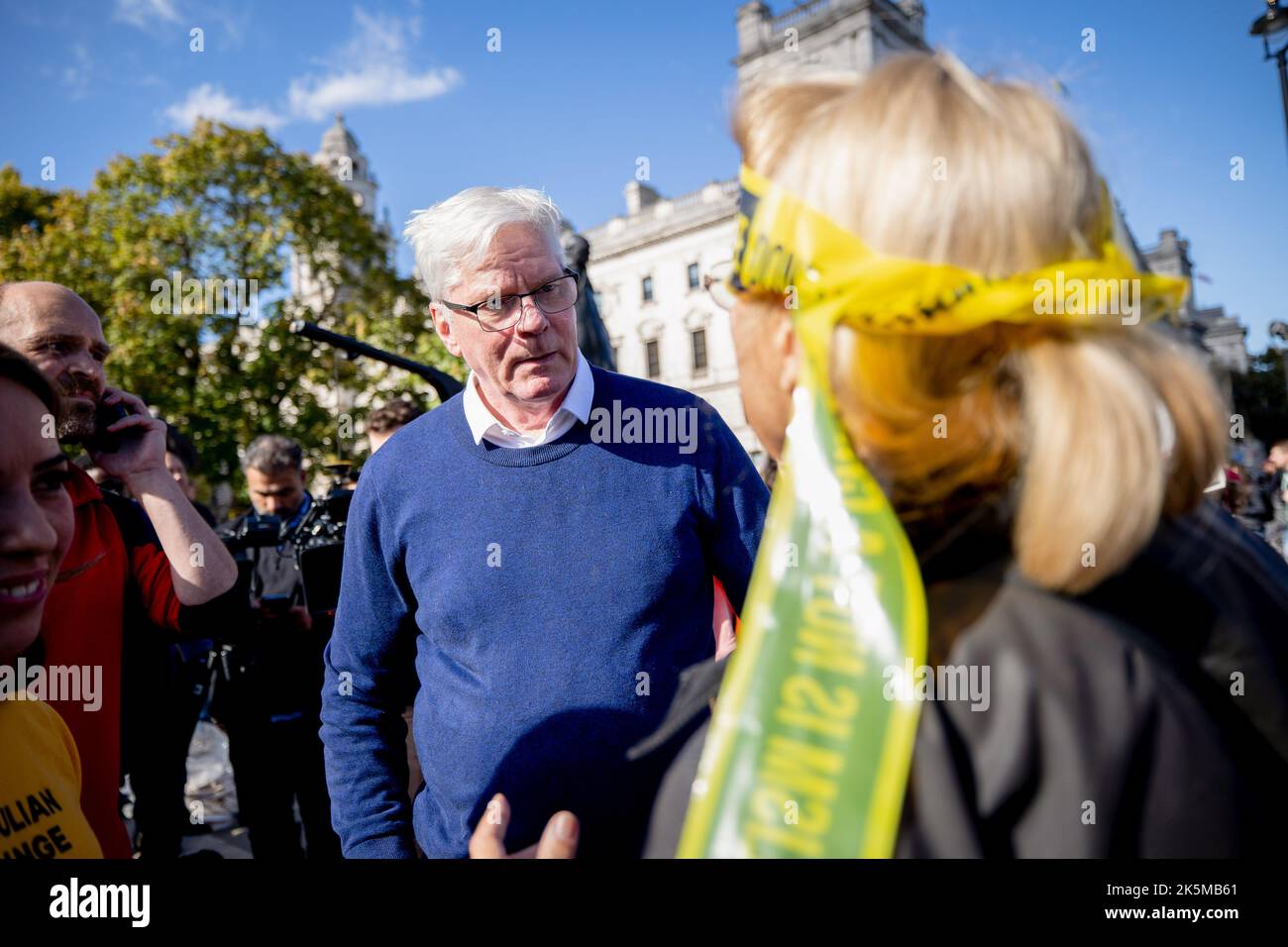 Londres, Royaume-Uni. 08th octobre 2022. Kristinn Hrafnsson, un rédacteur de WikiLeak, vu au coin des médias de la chaîne humaine. Plus de milliers de personnes ont formé des chaînes humaines pour entourer le Parlement britannique et exhorter le gouvernement britannique à libérer Julian Assange, le rédacteur australien qui a trouvé WikiLeak, de la prison de Belmarsh et à cesser de l'extrader vers les États-Unis. Crédit : SOPA Images Limited/Alamy Live News Banque D'Images