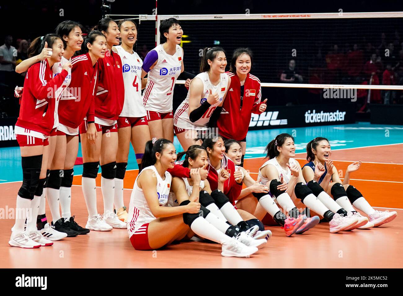 ROTTERDAM, PAYS-BAS - OCTOBRE 9 : Weiyi Wang de Chine, Peiyan Chen de Chine, Xia Ding de Chine, Yingying Li de Chine, Yizhu Wang de Chine, Yunlu Wang de Chine, Ye Jin de Chine, Yuanyuan Wang de Chine, Yi Gao de Chine, Hanyu Yang de Chine, Linyu Diao de Chine, Mengjie Wang de Chine et Xinyue Yuan de Chine célèbrent leur victoire lors du match de la phase 2 de la piscine E entre la Chine et la Belgique le jour 16 du Championnat du monde de volley-ball FIVB Womens 2022 à Rotterdam Ahoy on 9 octobre 2022 à Rotterdam, pays-Bas (photo de René Nijhuis/Orange Pictures) Banque D'Images