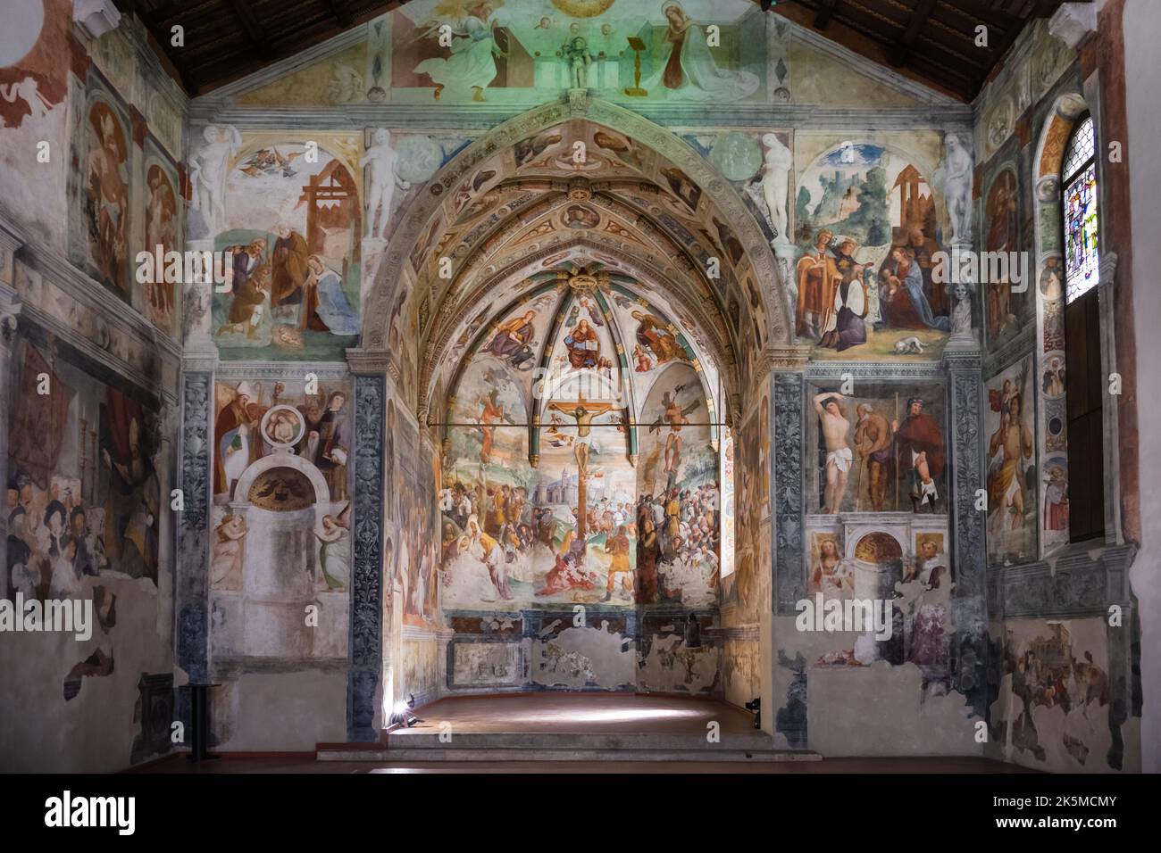 San Daniele del Friuli - 21 août 2022 : Chapelle de l'église de San Antonio Abate à San Daniele, ornée d'un cycle de fresques peintes par Martino da Udin Banque D'Images