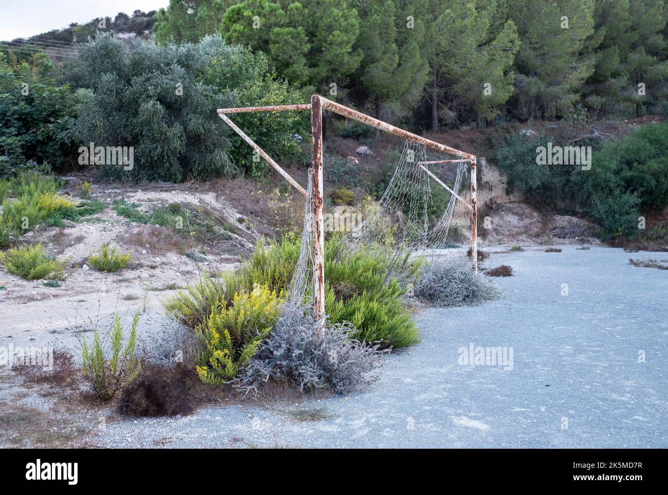 Goalposts de football surcultivés, village de Pano Theletra, Chypre. Banque D'Images